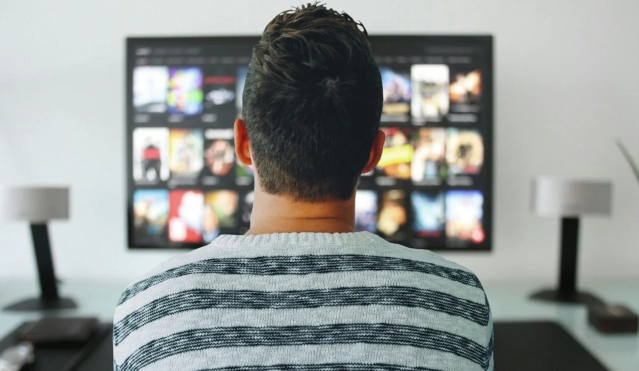 Salon moderne avec Smart TV diffusant du contenu IPTV